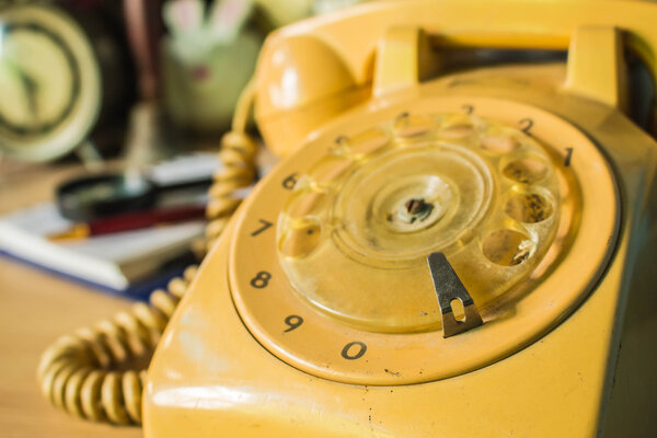 Старомодный роторный телефон
 