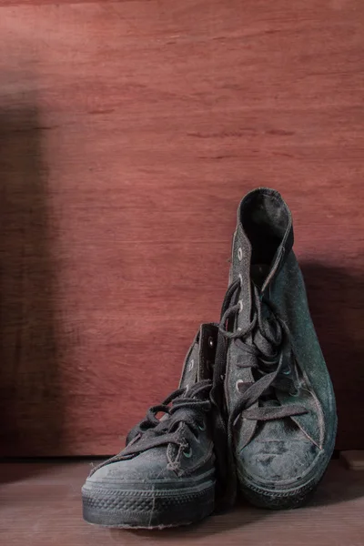 Ahşap üzerinde eski spor ayakkabı — Stok fotoğraf