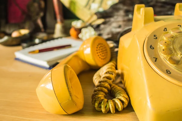 Auriculares que caen sobre la mesa . — Foto de Stock