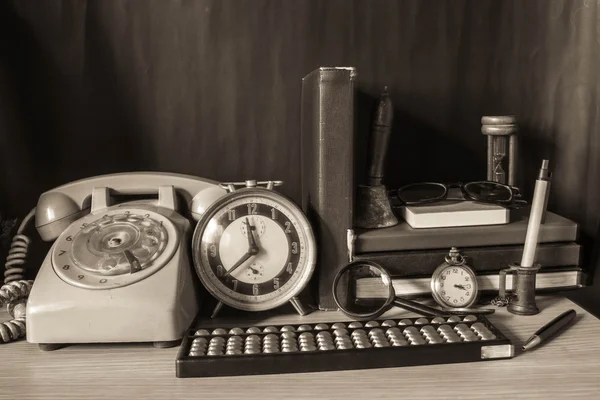 El viejo dispositivo utilizado en una mesa — Foto de Stock