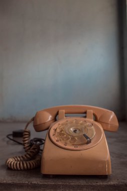 Beton zemin üzerine eski telefon 