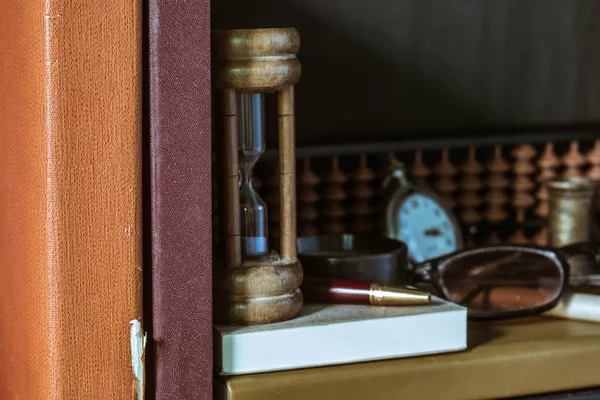 Livros e artigos de papelaria no quarto . — Fotografia de Stock