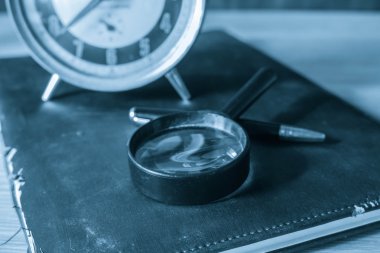 Büyüteç ve eski kitap