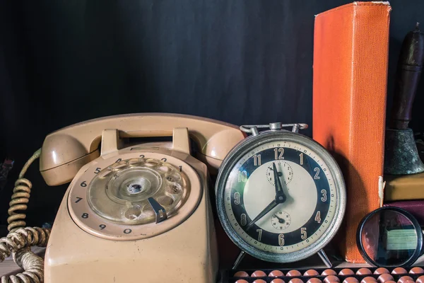 Часы и телефон в номере . — стоковое фото