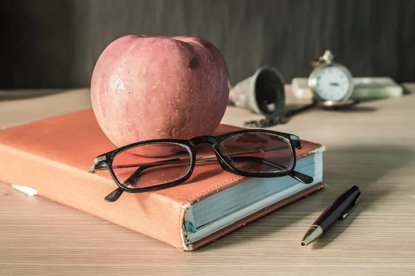 Occhiali e frutta su un fermo — Foto Stock