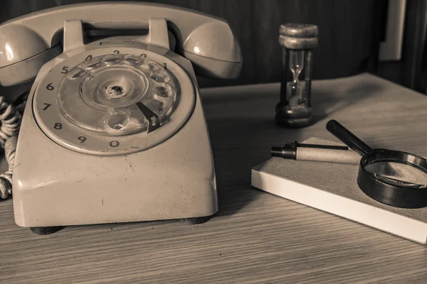 Starý telefon a papírnické zboží — Stock fotografie