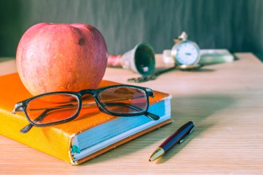 Ahşap masa üzerinde ileti örneği.