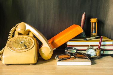 Telefon ve Kırtasiye masa üzerinde
