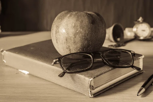 Papelería y frutas en el escritorio . — Foto de Stock