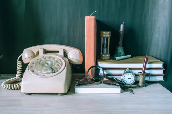 Papelería y teléfono en la mesa . — Foto de Stock