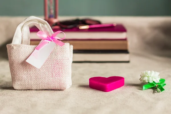 Giften en bloemen in op het Bureau. — Stockfoto