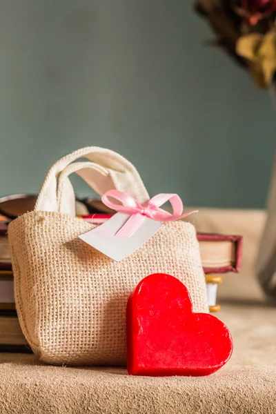 Gift and heart for mom — Stock Photo, Image