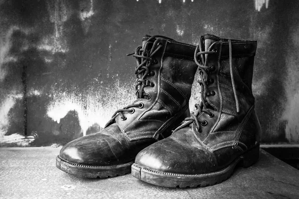Laarzen schoen op houten — Stockfoto