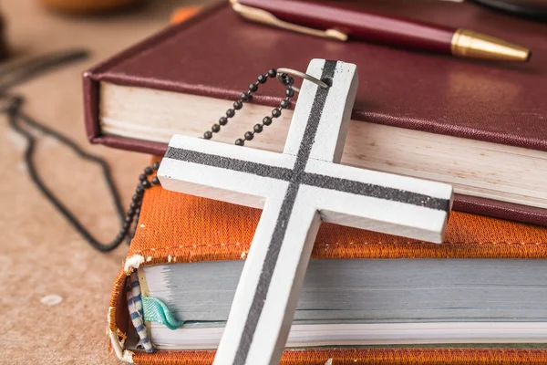 Cruza contra un libro viejo . —  Fotos de Stock