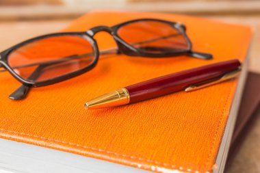 Kitap üzerinde koymak kalem 