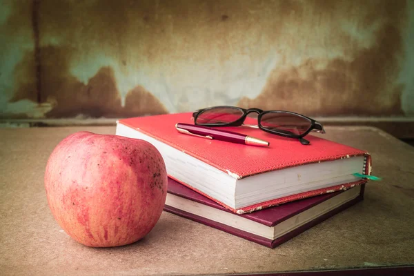 Manzana sobre la mesa. —  Fotos de Stock