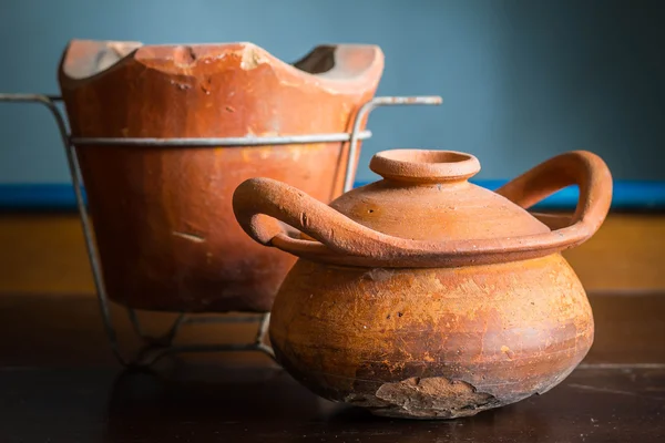 Vieux pot d'argile avec des fissures — Photo