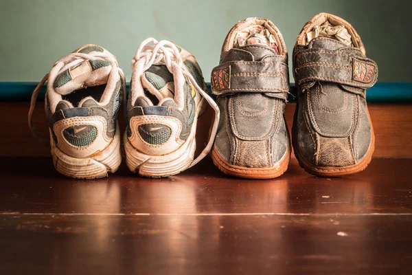 Schuhe gegen eine Wand. — Stockfoto