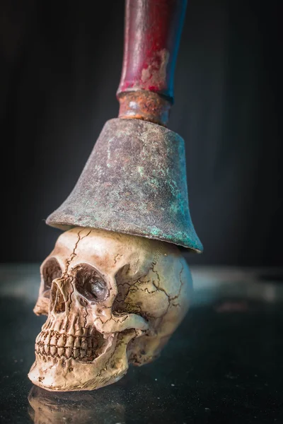 Cráneo y campana arriba . —  Fotos de Stock