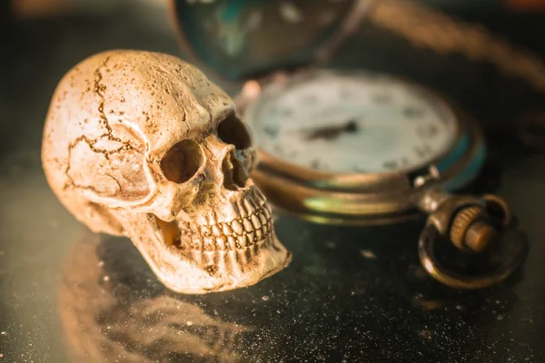 Craniu și cronometru vechi . — Fotografie, imagine de stoc