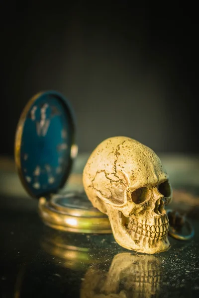 Calavera y sobre un fondo negro — Foto de Stock