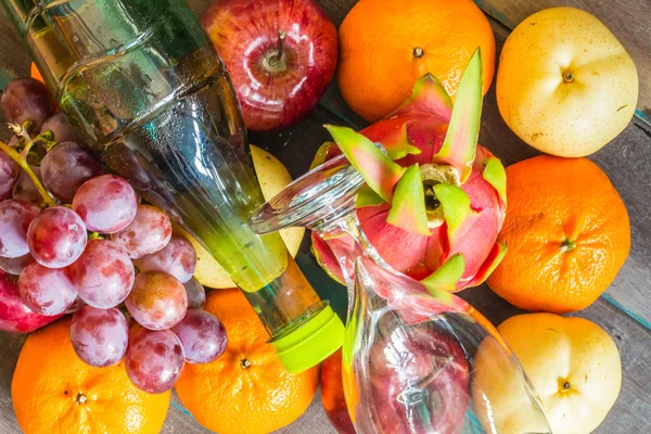 Fundo de fruta e uma garrafa de suco . — Fotografia de Stock