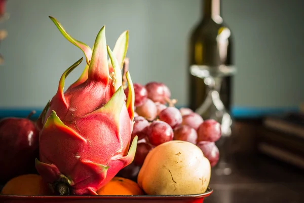 Drachenfrucht auf einem Tisch — Stockfoto