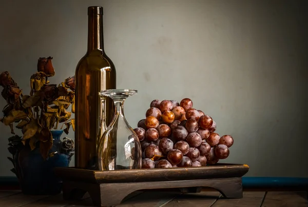 Leeg glas en druiven in lade. — Stockfoto