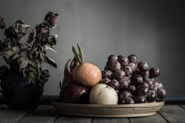 Frutta in vecchio vassoio di legno . — Foto Stock