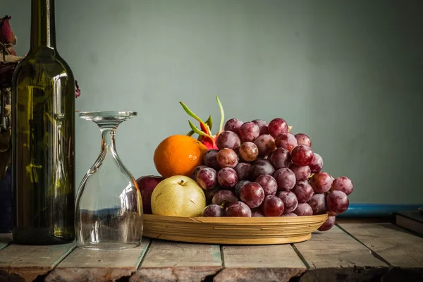 Fruit lade en een glas — Stockfoto