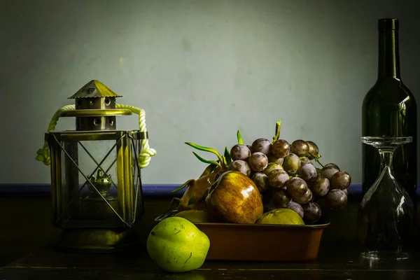 Zásobník na ovoce s brýlemi a lampy — Stock fotografie