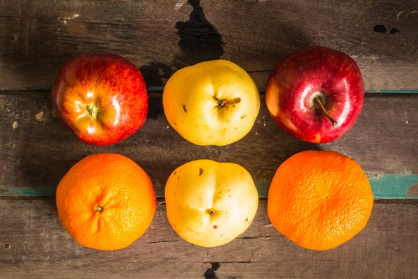 Frutta su un legno — Foto Stock