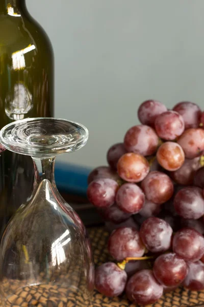 Glas wijn op dienblad. — Stockfoto