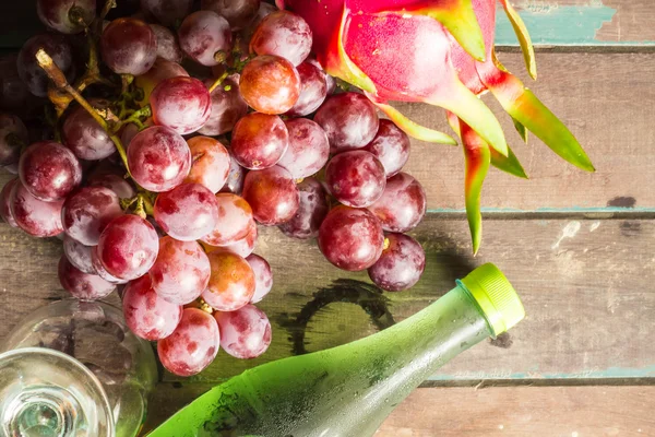 Trauben und eine Flasche Saft — Stockfoto