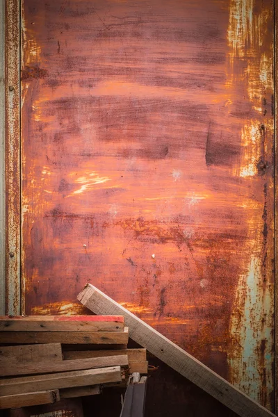 Madeira colocada na porta de ferro — Fotografia de Stock