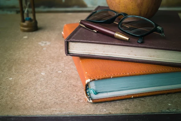 Bolígrafo descansando en libro viejo . — Foto de Stock