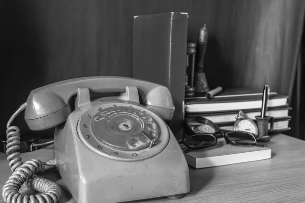 Телефоны с черно-белым фоном — стоковое фото