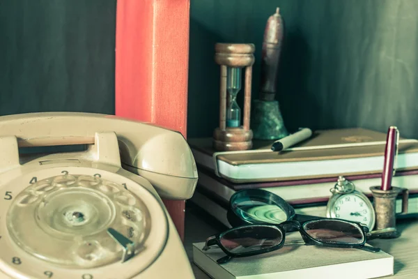 El teléfono y los suministros de papelería . — Foto de Stock