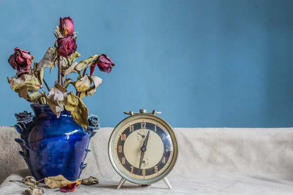 Uhr und eine Vase auf weißem Hintergrund. — Stockfoto