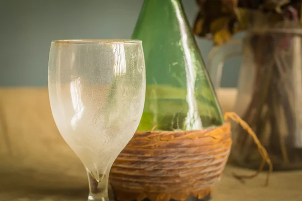 Glas och vin flaska med damm — Stockfoto