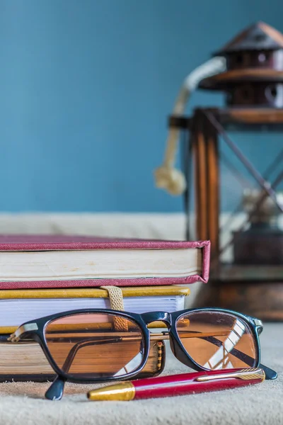 Lunettes et fournitures sur le bureau — Photo