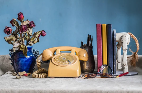 Teléfono y trabajar en una mesa — Foto de Stock