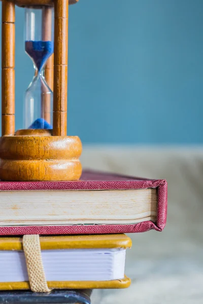 Libro de columna vertebral en el escritorio —  Fotos de Stock