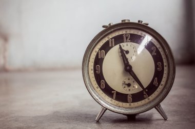 Beton üzerinde saat