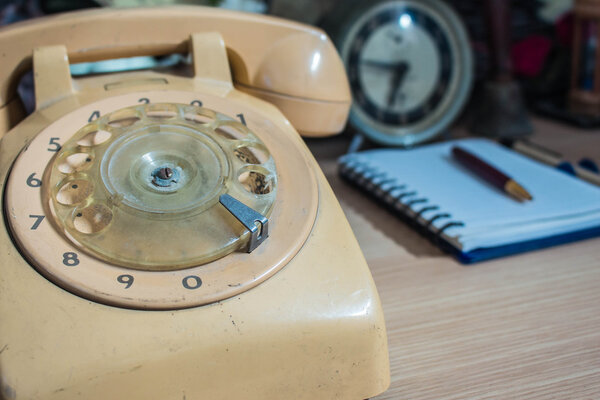 Роторный телефон и книга
