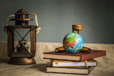 Küre üzerinde kitaplar vintage 