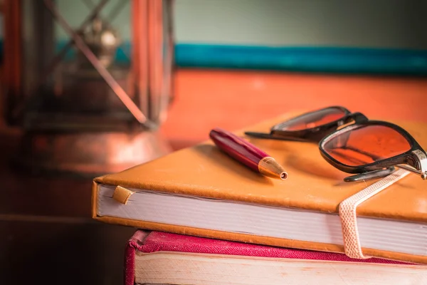 Pluma en el libro del escritorio . —  Fotos de Stock