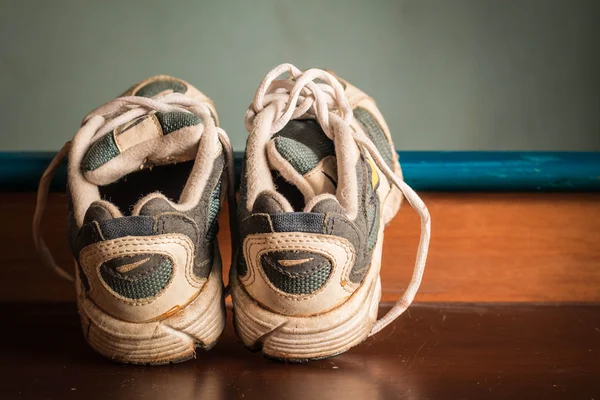 Ahşap üzerinde spor ayakkabı — Stok fotoğraf