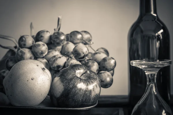 Appelen en een glas met zwart-wit. — Stockfoto