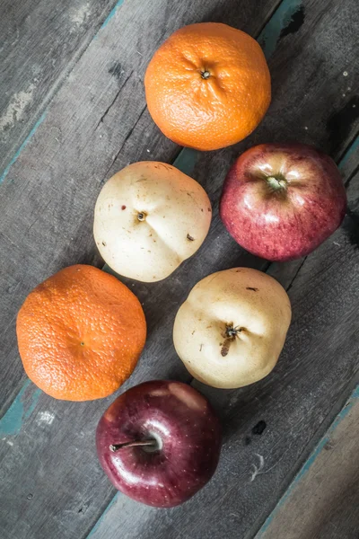 Frutta assortita su legno . — Foto Stock